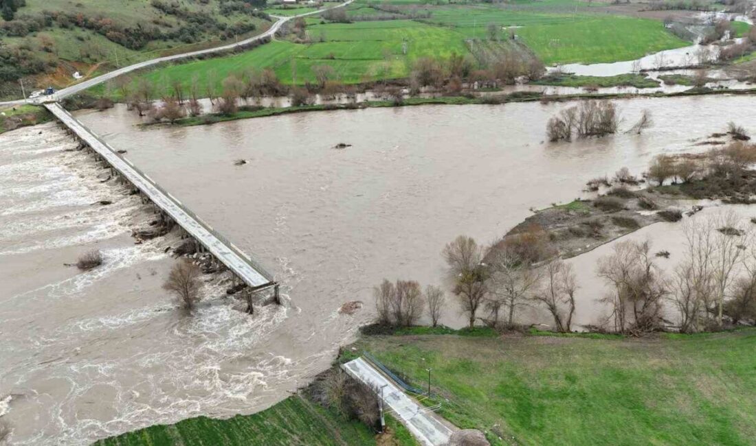 Balıkesir’in Susurluk ilçesinde nehir üzerindeki Yıldız Köprüsü, selde ortadan ikiye