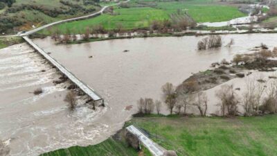 Balıkesir’in Susurluk ilçesinde nehir üzerindeki Yıldız Köprüsü, selde ortadan ikiye
