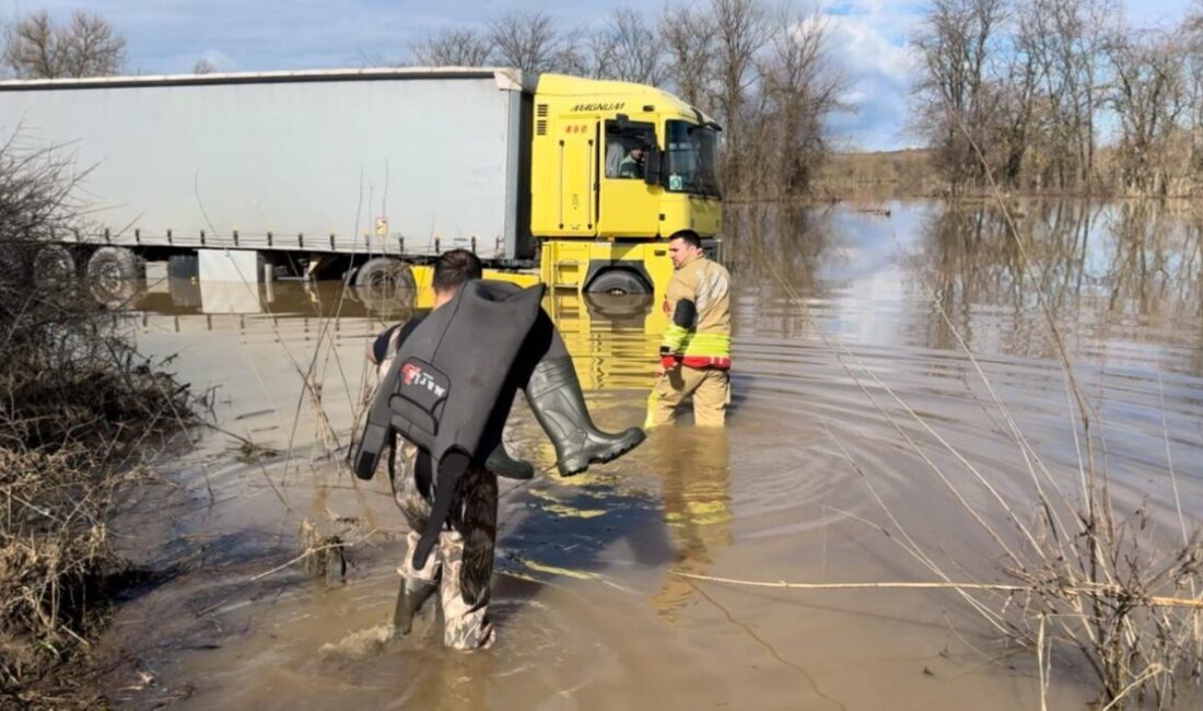 Edirne’de Tunca Nehri’nin taşması sonucu Avarız köyü yolunda tırıyla mahsur