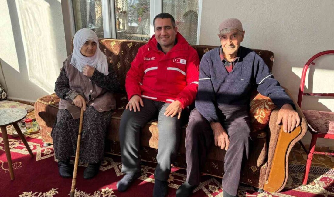 VAN (İHA) – Kızılay Muradiye Şube Başkanı Selçuk Yay, yaşlıların