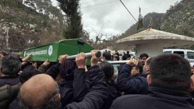 Muğla’nın Marmaris ilçesinde dün gece aracı ile sel sularına kapılarak