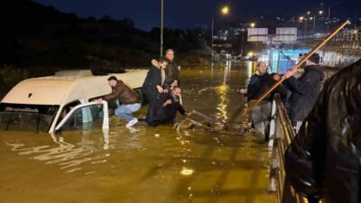 Kuşadası’nda etkili olan sağanak yağışta oluşan sel sularına gömülen minibüste