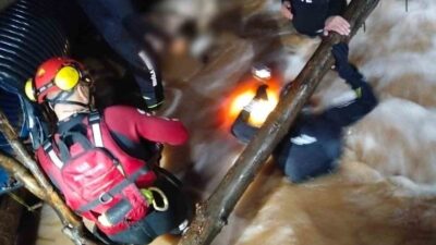 Muğla’nın Marmaris ilçesinde dereden aracıyla geçmeye çalıştığı esnada sele kapılan