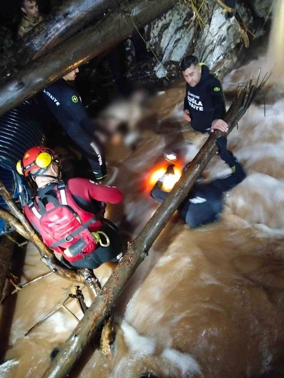 Muğla’nın Marmaris ilçesinde dereden aracıyla geçmeye çalıştığı esnada sele kapılan