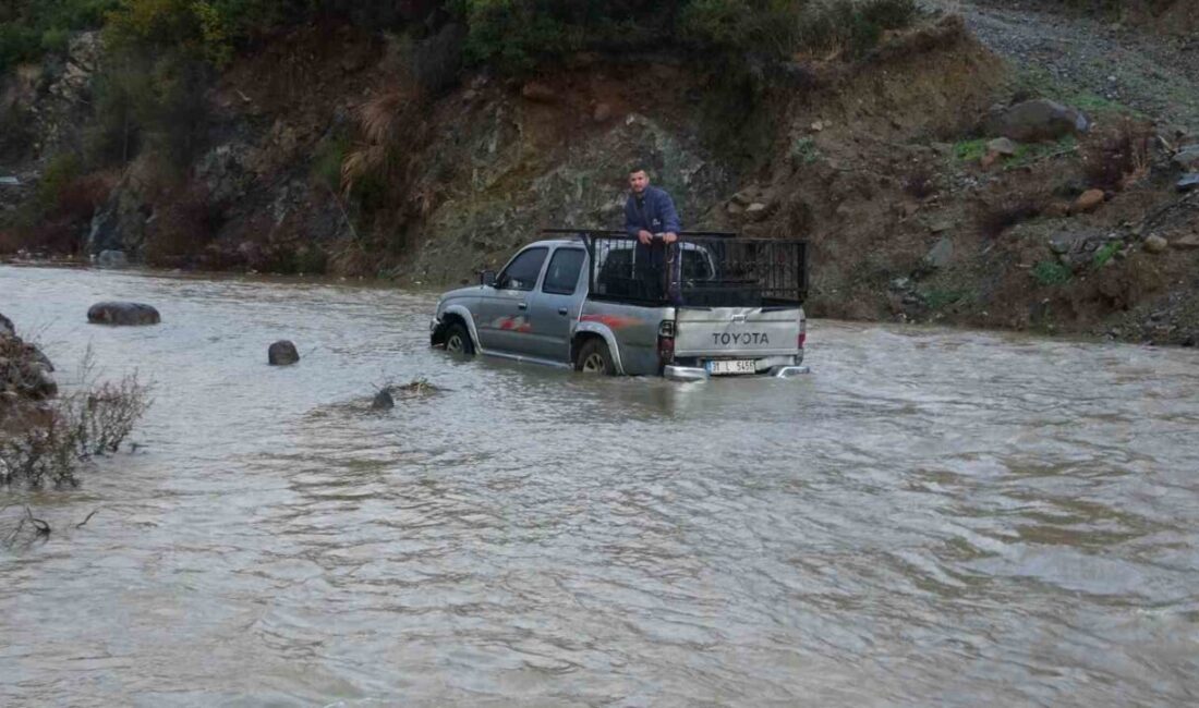 Hatay’da şiddetli yağışla birlikte sele teslim olan yollarda araçlar mahsur