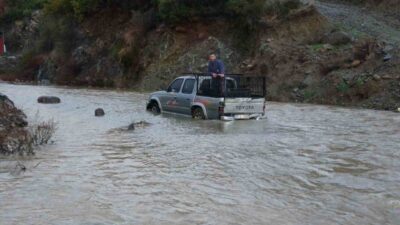 Hatay’da şiddetli yağışla birlikte sele teslim olan yollarda araçlar mahsur