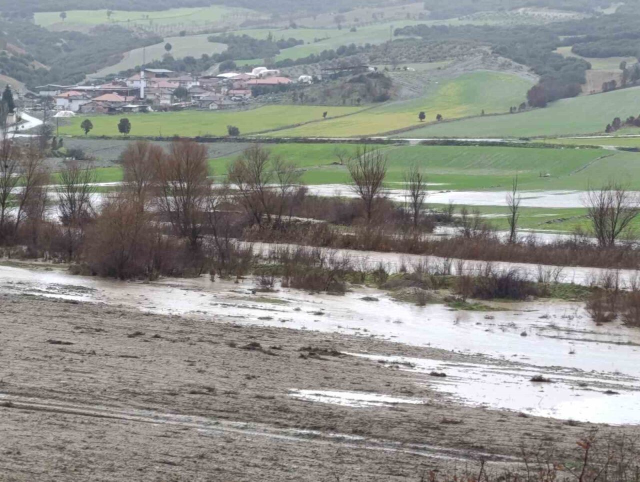 Manisa’nın Selendi ilçesinde 2 gündür etkili olan sağanak, kuraklıkla boğuşan