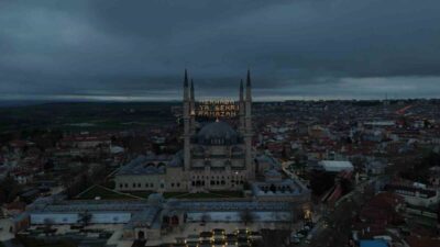 Selimiye Camii’nin minareleri, Ramazan ayının gelişiyle birlikte mahya ile süslendi.