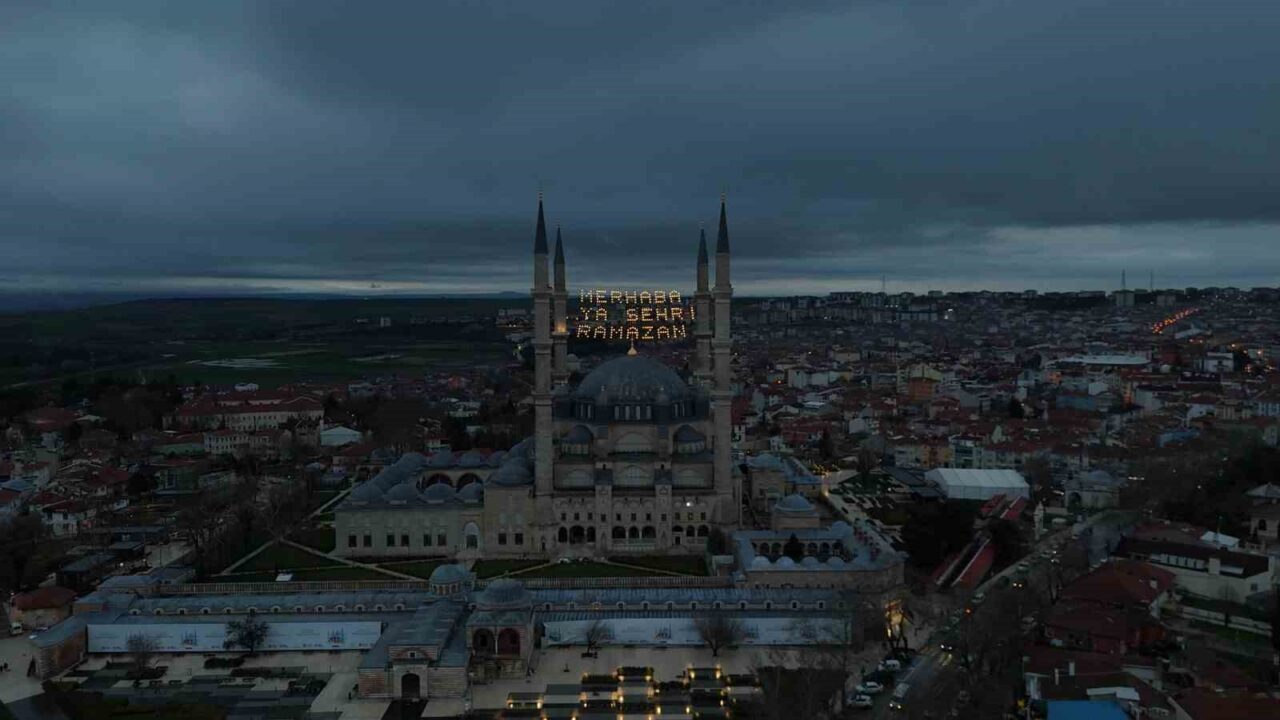 Selimiye Camii’nin minareleri, Ramazan ayının gelişiyle birlikte mahya ile süslendi.