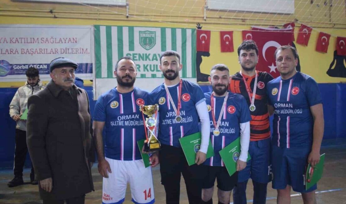 Erzurum’un Şenkaya ilçesinde düzenlenen “Atatürk’e Saygı Salon Futbol Turnuvası”, oynanan