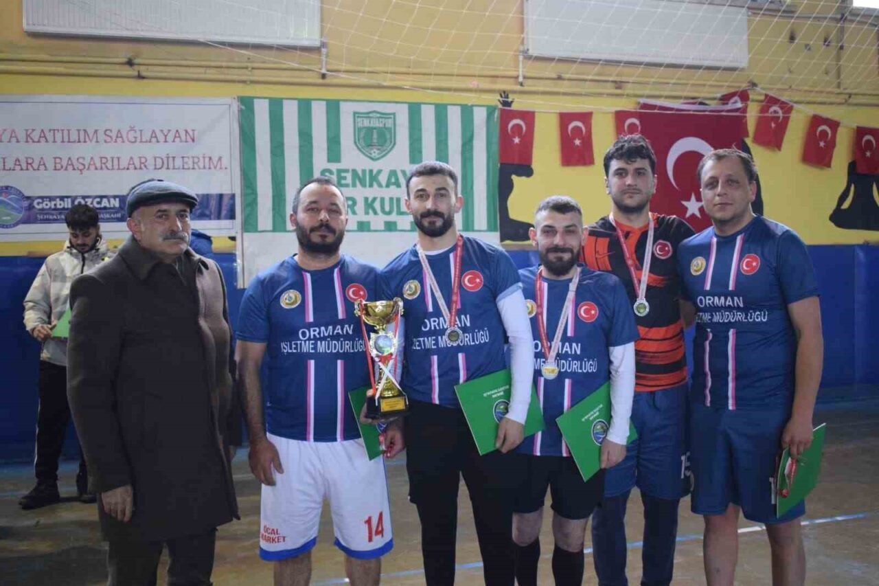 Erzurum’un Şenkaya ilçesinde düzenlenen “Atatürk’e Saygı Salon Futbol Turnuvası”, oynanan