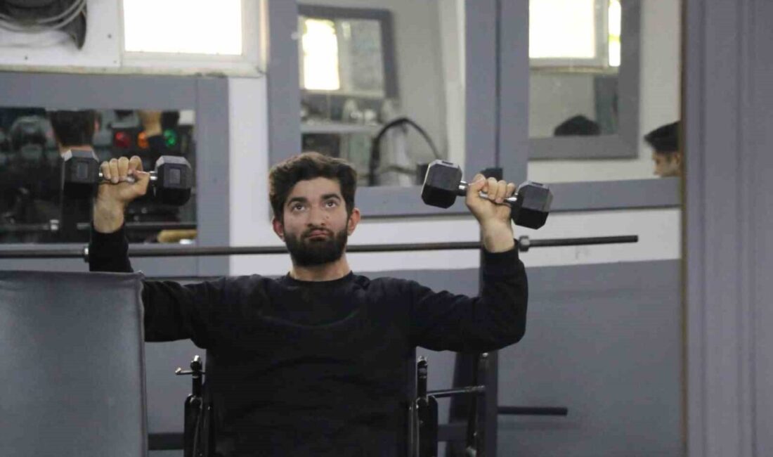Antalya’da yaşayan serebral palsi hastası genç, gönül verdiği fitness sporunda