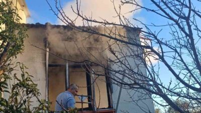 Antalya’nın Serik ilçesinde tek katlı evde çıkan yangında 84 yaşındaki