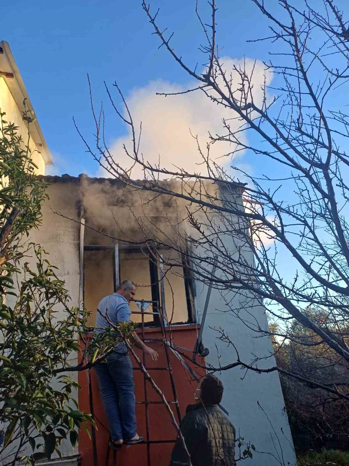 Antalya’nın Serik ilçesinde tek katlı evde çıkan yangında 84 yaşındaki