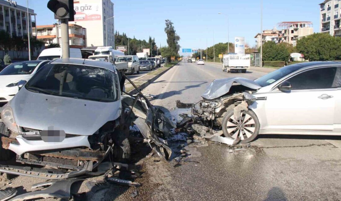 Antalya’nın Serik ilçesinde iki otomobilin karıştığı kazada 2 kişi yaralandı.