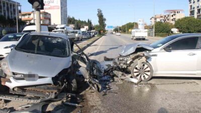 Antalya’nın Serik ilçesinde iki otomobilin karıştığı kazada 2 kişi yaralandı.