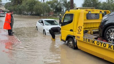 Antalya’nın Serik ilçesinde sabah saatlerinde etkili olmaya başlayan sağanak yağış,