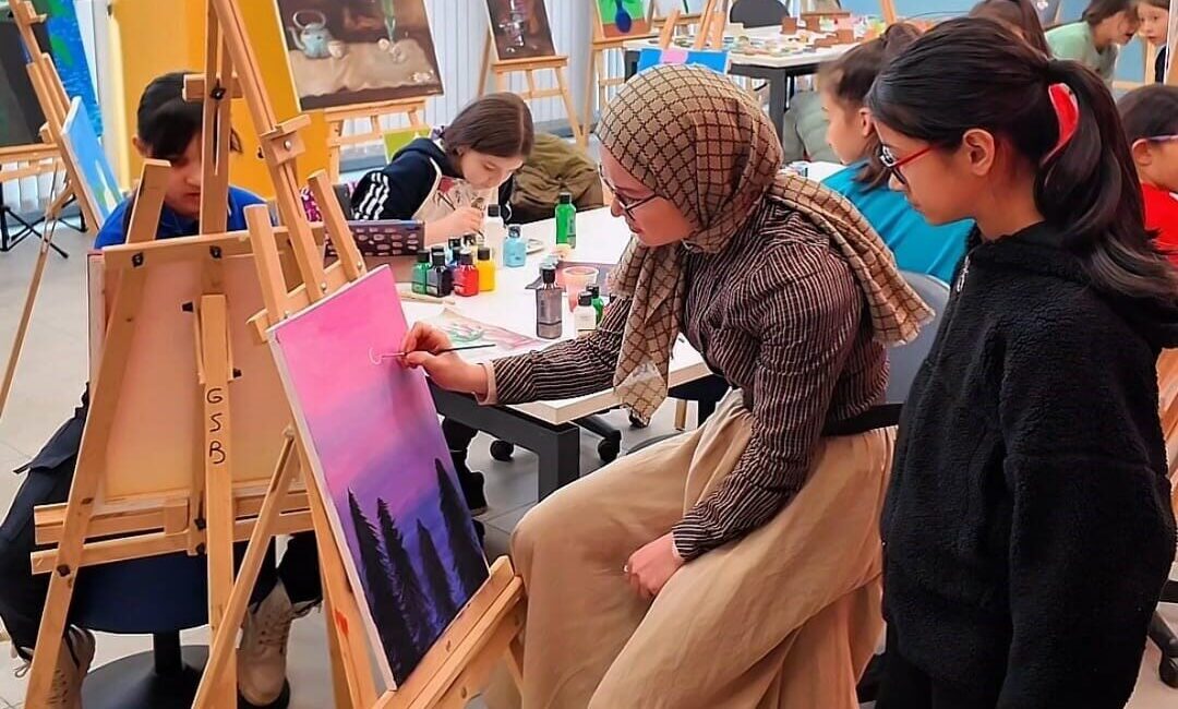 Modern mimari yapısı, atölyeleri ve salonlarıyla 600 m2’lik alanda hizmet