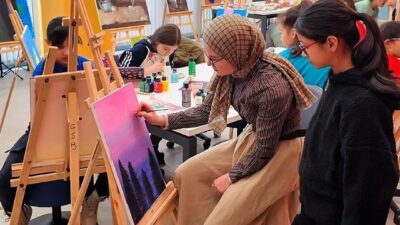 Modern mimari yapısı, atölyeleri ve salonlarıyla 600 m2’lik alanda hizmet