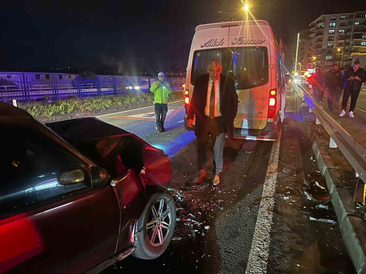 Rize’nin Pazar ilçesinde servis minibüsü ile Tofaş otomobilin çarpıştığı kazada