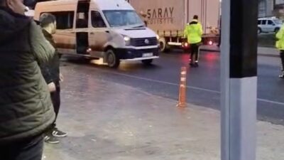Tekirdağ’ın Kapaklı ilçesinde caddenin karşısına geçmeye çalışan kadın, servis minibüsünün