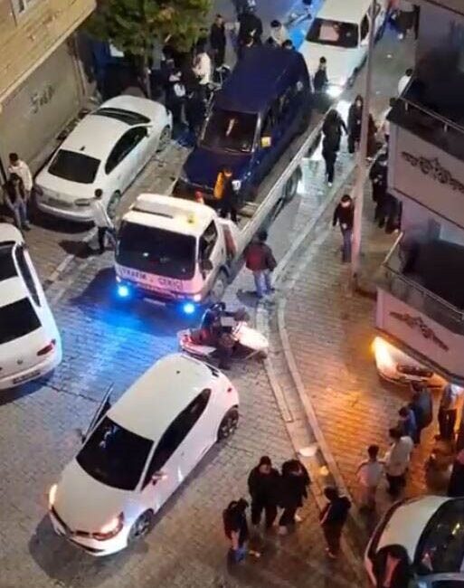 Esenyurt’ta bir grup, ses sistemli araç yükledikleri çakarlı çekiciyle sokak