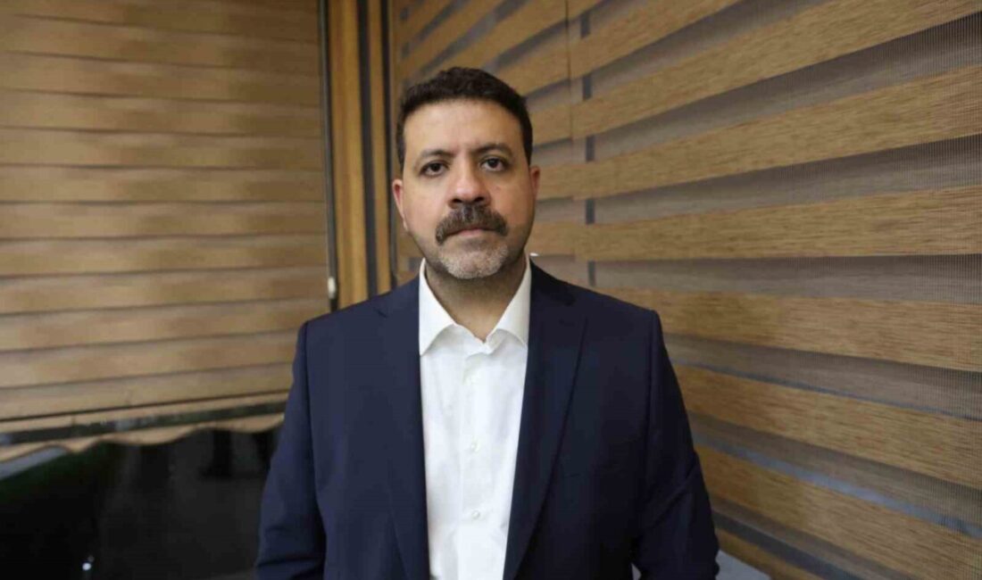 Diyarbakırlı iş adamı Mehmet Bozkuş, Vali Murat Zorluoğlu ile birlikte