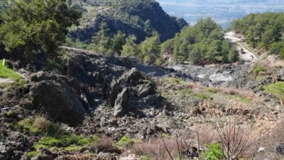 Muğla’nın Seydikemer ilçesinde Bağlıağaç ile Arsa mahallelerini birbirine bağlayan asfalt