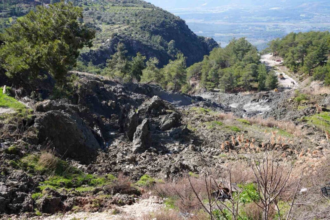 Muğla’nın Seydikemer ilçesinde Bağlıağaç ile Arsa mahallelerini birbirine bağlayan asfalt