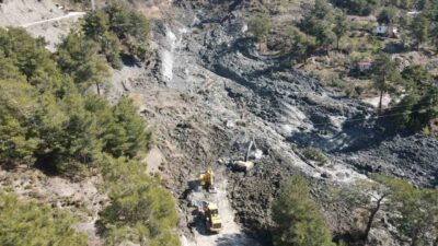 Seydikemer ilçesinde Bağlıağaç ile Arsa mahallelerini birbirine bağlayan yolda meydana
