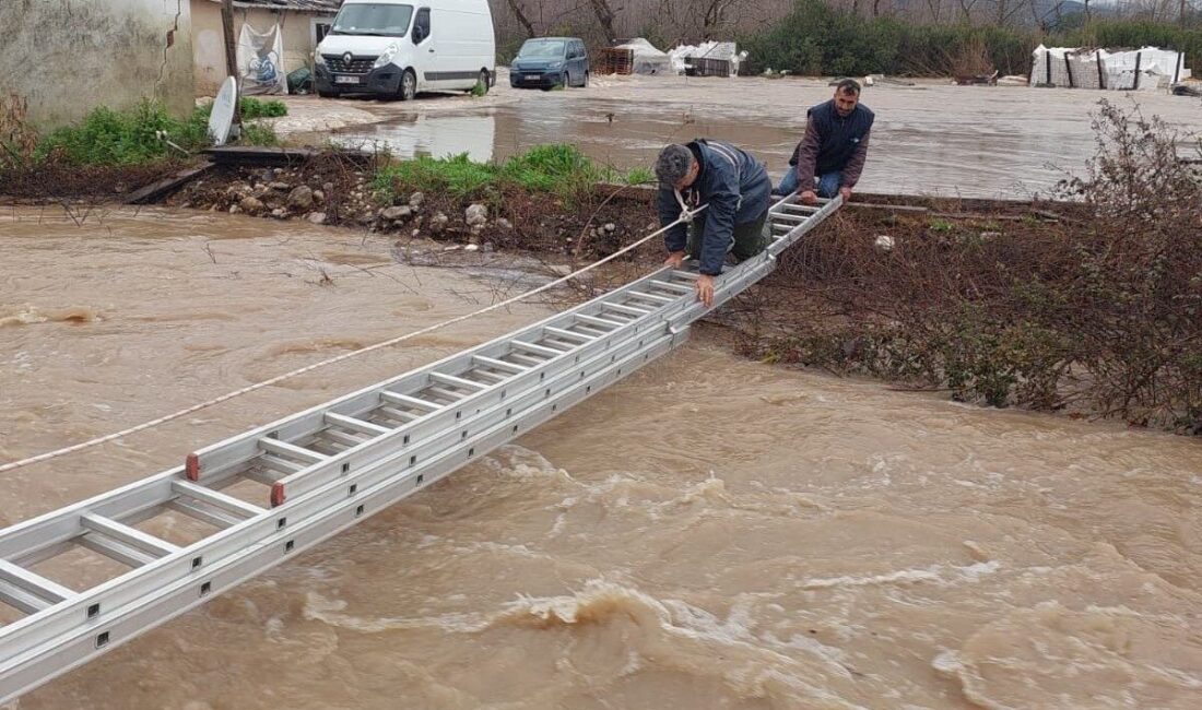 Muğla’nın Seydikemer ilçesinde sel suları içerisinde mahsur kalan vatandaşları itfaiye