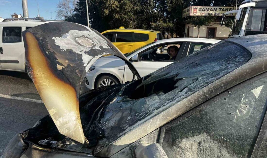 Antalya’da seyir halindeki otomobilin motor bölümünde çıkan yangın paniğe neden