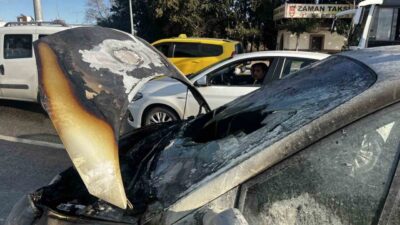 Antalya’da seyir halindeki otomobilin motor bölümünde çıkan yangın paniğe neden