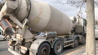 Ankara’da seyir halindeki beton mikserinden kopan tekerleğin çarptığı üç araçta
