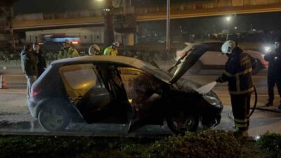 Samsun’un İlkadım ilçesinde seyir halindeyken motor kısmından dumanlar yükselen otomobil,