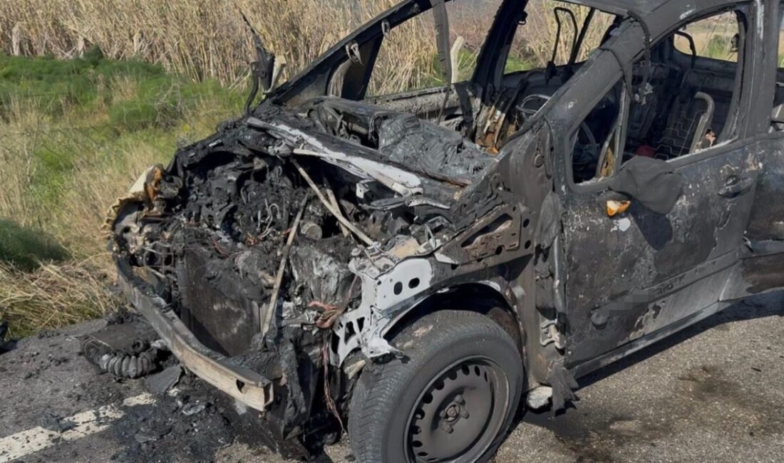 Balıkesir’in Bandırma ilçesinde seyir halindeyken alev alan otomobil tamamen yanarak