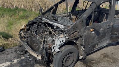 Balıkesir’in Bandırma ilçesinde seyir halindeyken alev alan otomobil tamamen yanarak