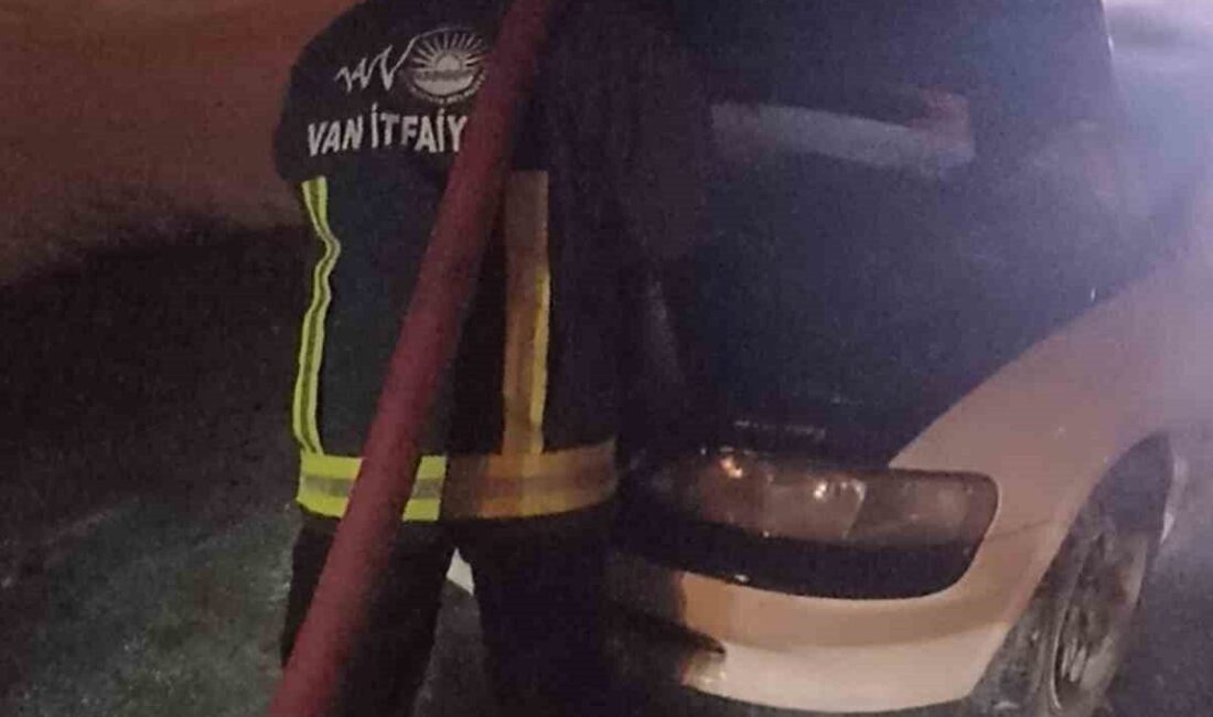 Van’ın Erciş ilçesinde seyir halindeki otomobilin motorunda çıkan yangın itfaiye