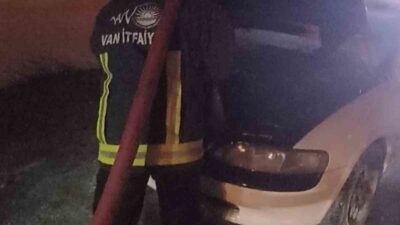 Van’ın Erciş ilçesinde seyir halindeki otomobilin motorunda çıkan yangın itfaiye
