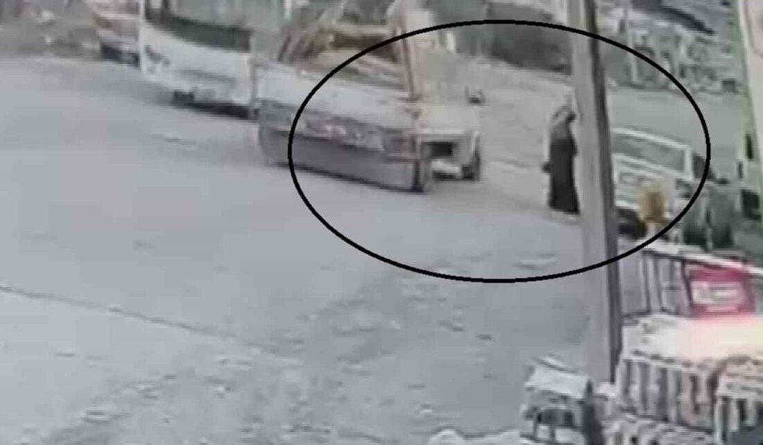 Hatay’da seyir halindeyken pikabın açılan kapağı yaya olarak yürüyen kadına