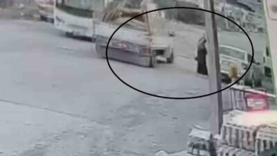 Hatay’da seyir halindeyken pikabın açılan kapağı yaya olarak yürüyen kadına