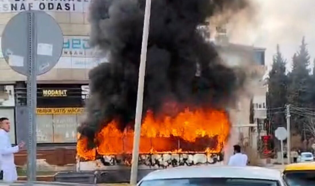 Gaziantep’te seyir halindeyken motor kısmından alev alan şehir içi halk