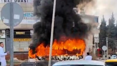 Gaziantep’te seyir halindeyken motor kısmından alev alan şehir içi halk