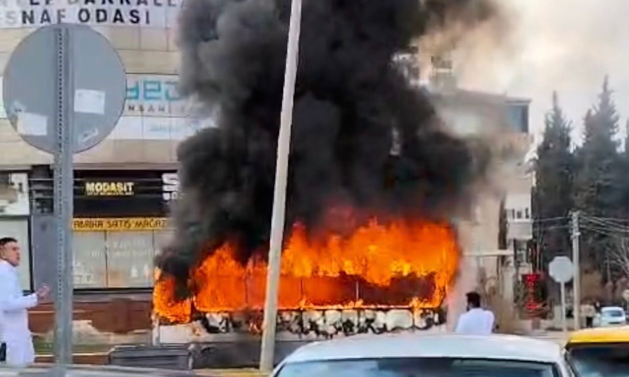 Gaziantep’te seyir halindeyken motor kısmından alev alan şehir içi halk
