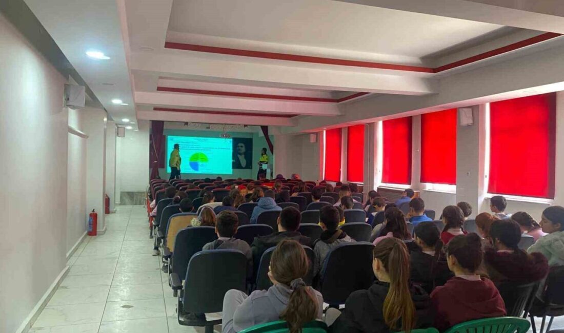 Eskişehir’in Seyitgazi ilçesinde ilk ve ortaokul öğrencilerine trafik kuralları anlatılarak