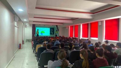 Eskişehir’in Seyitgazi ilçesinde ilk ve ortaokul öğrencilerine trafik kuralları anlatılarak