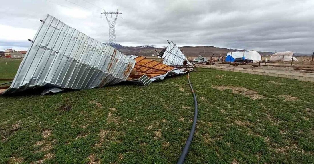 Kayseri’nin Develi ilçesinde etkili olan şiddetli rüzgar bir ahırın çatısını