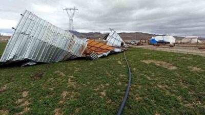 Kayseri’nin Develi ilçesinde etkili olan şiddetli rüzgar bir ahırın çatısını
