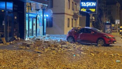 Kayseri’de akşam saatlerinde başlayan rüzgar gece saatlerinde etkisini artırırken, 5