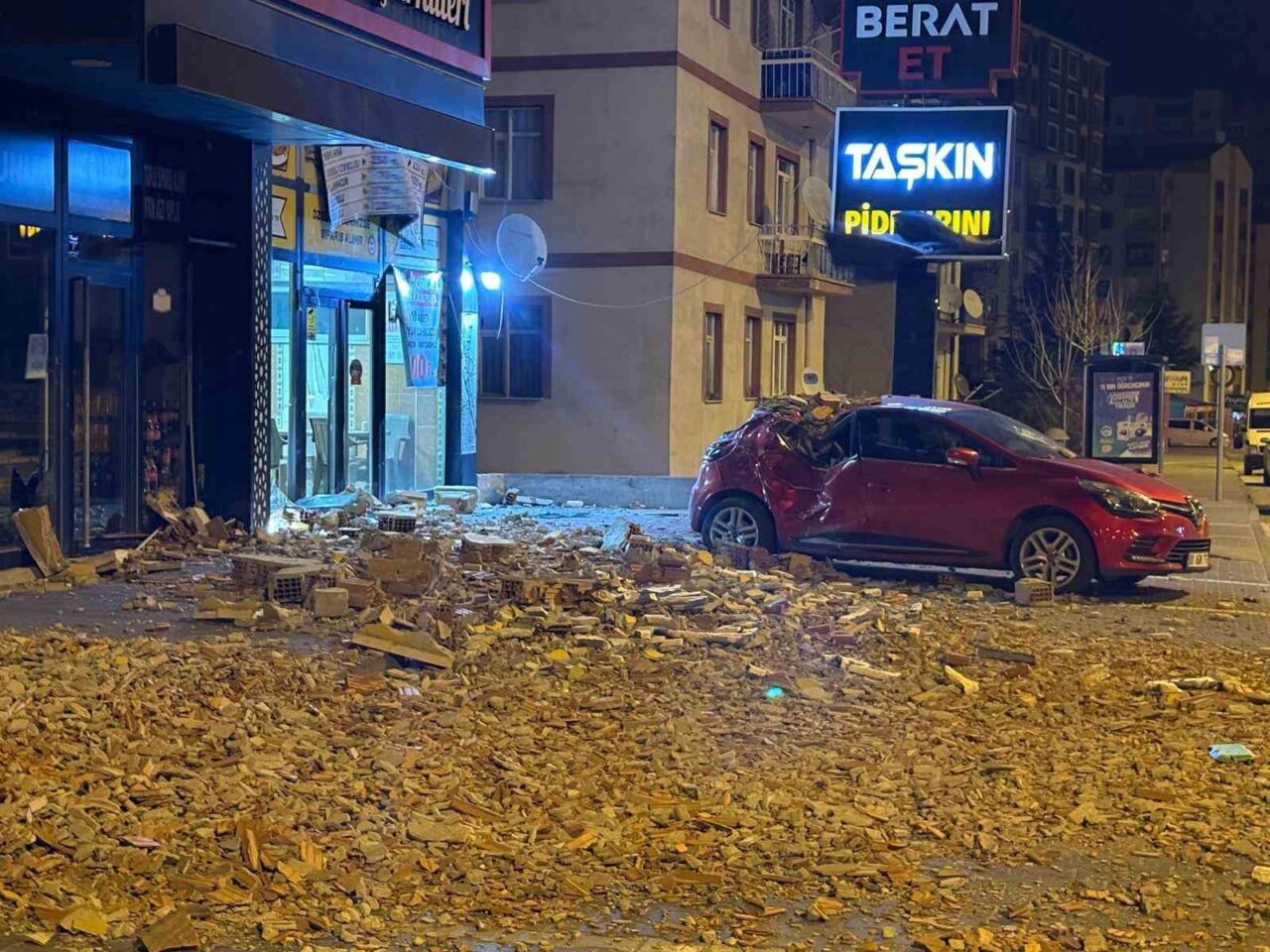 Kayseri’de akşam saatlerinde başlayan rüzgar gece saatlerinde etkisini artırırken, 5